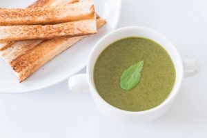 spinach-soup-with-spinach-leaves-bread_1339-5103